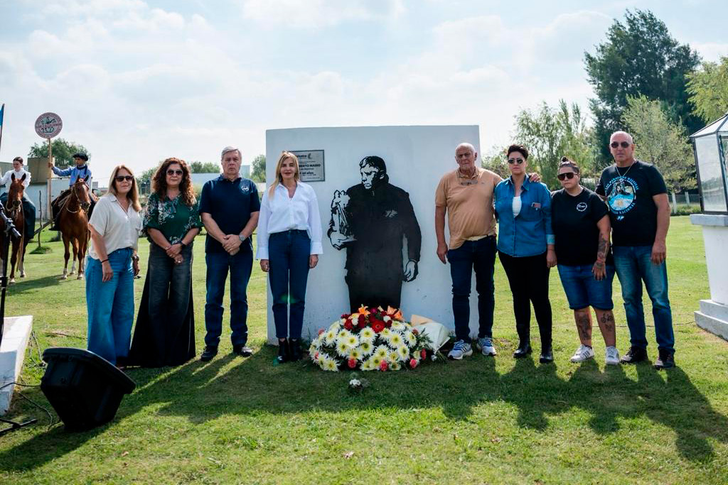 Homenaje a la Gesta de Malvinas en la plaza 9 de Julio de El Taladro